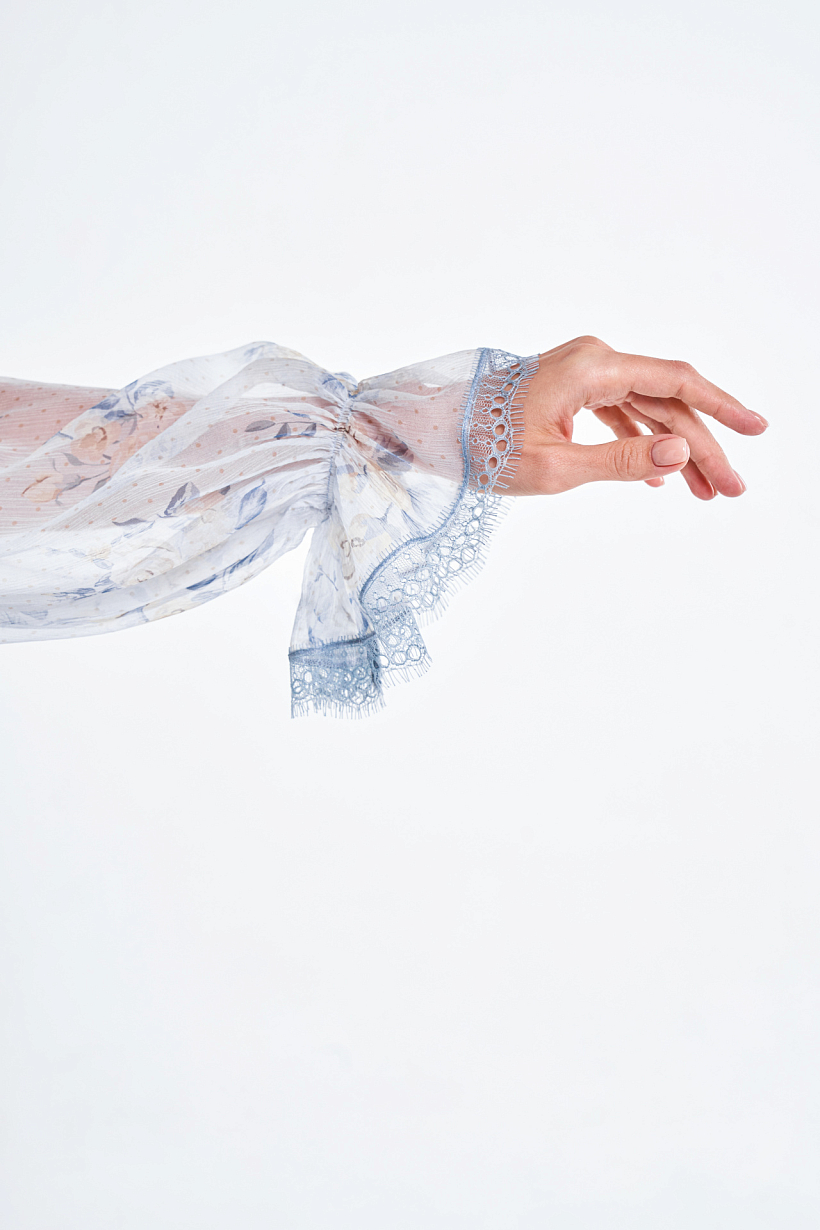 Шелковая блуза  со съемным шарфом